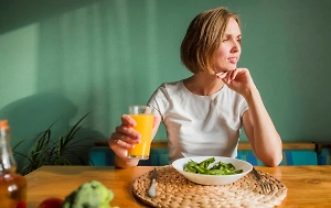 Врач объяснила, какие продукты недоедают россиянки