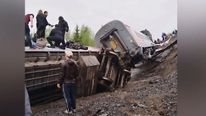 Пассажиры сошедшего с рельсов поезда в Коми вылетали прямо в воду через окна