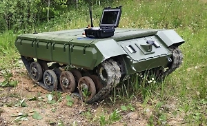 "Ростех" впервые показал видео испытаний 2-метрового боевого робота "Импульс-М"