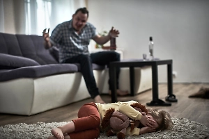 Неадекват с сыном заперся в квартире на востоке Москвы, боясь "бандитов"