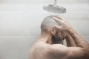 Врач поставила точку в споре, надо ли лысым мыть голову шампунем