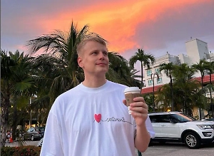 Комика Славу Комиссаренко официально обвинили в оскорблениях Лукашенко