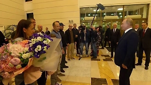 Путин поздравил освобождённых граждан с возвращением в Россию