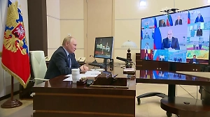 Путин поздравил граждан с Днём флага России