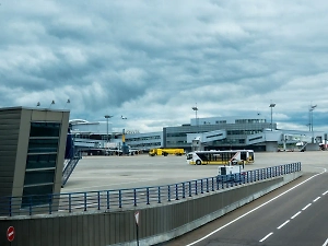 «Уральские авиалинии» наказали за отказ пустить в самолёт пассажиров с билетами