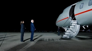 Ямальский депутат высмеял Байдена, залезшего в российский самолёт