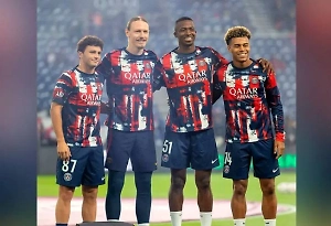 ПСЖ представил Сафонова перед парижской публикой