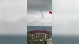 В Феодосии засняли смерч, бушевавший над морем