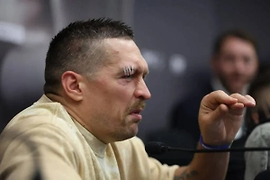 СМИ узнали, почему Усика и его тренера задержали в аэропорту Кракова