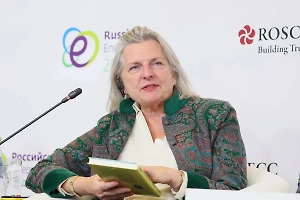 Кнайсль поделилась деталями жизни в рязанской деревне с кошками, курами и утками