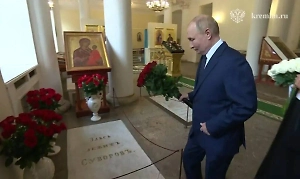 Путин возложил цветы к могиле Суворова в Александро-Невской лавре