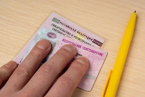 Водителям рассказали, кому нужно заменить права в 2025 году