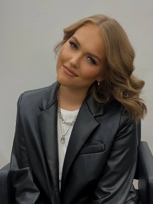 Участие первой леди Франции в международном хите Netflix — это многоуровневый маркетинговый ход. С одной стороны, это работает на имидж самой Брижит Макрон, делая её более доступной и близкой к обычным людям. Ведь что может быть более «обычным», чем появление в популярном сериале? Это показывает, что даже первая леди не чужда современной поп-культуре и готова подурачиться перед камерой