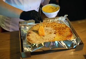 Высший совет осетин в Петербурге потребовал снять с продажи пироги со свининой