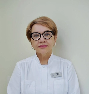 Домашний уход рекомендуется дополнить салонными процедурами. Они позволят не только сгладить последствия лета, но и подготовиться к зиме. Причём одномоментные комбинации таких процедур может дать мощный результат. С ним вы готовы к новым испытаниям поздней осени: низким температурам при высокой влажности, ледяному ветру, шпарящим на полную катушку батареям и тёплым полам. 