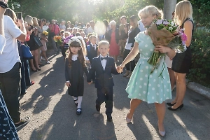 Опрос Life.ru: Работникам заводов охотнее дают выходной на 1 сентября, чем офисному планктону