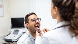 Названы неочевидные симптомы рака языка