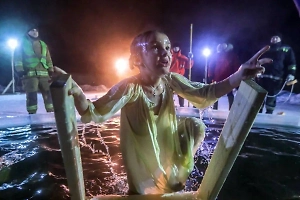 Врач назвал родителям важные правила купания детей в проруби на Крещение