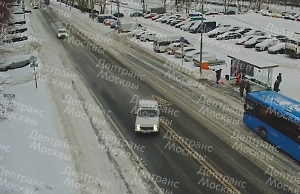 Камера сняла, как влетевшая в остановку "нива" за секунды до ДТП неслась на огромной скорости