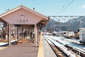 Угрозу цунами объявили в западной части Японии после серии мощных землетрясений