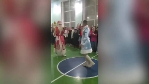 Танец старшеклассника у шеста в костюме Снегурочки на Кубани получил продолжение