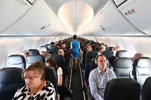 Пассажирку "Победы" стошнило на попутчика, но стриптиз не помог ей загладить вину