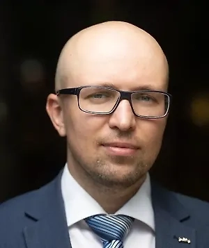 Этот герой более современный, и его мотивация более приземлённая по сравнению с учителями из советских фильмов. Он думает о финансовой стабильности и том, как обеспечить свою семью.