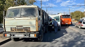 Пять человек пострадали в ДТП с маршруткой и КамАЗом в Саратове