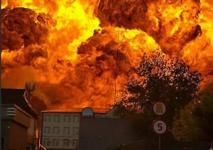 В Грозном потушили пожар на АЗС, который унёс жизни двоих взрослых и двоих детей