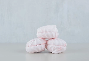 Врач сравнила зефир с губкой, полной плесени и бактерий