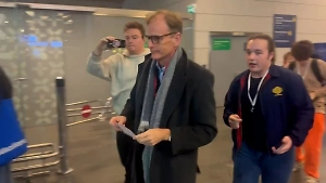 Заместитель посла Британии в России набросился на журналистов во Внуково