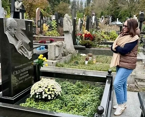 Пропавшую из инфополя Софию Ротару заметили на кладбище