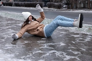 Не идётся и не едется: Врач раскрыл секрет безопасного падения на скользком льду