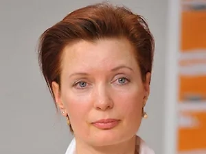 Если человек съест какой-то несвежий продукт, например мясное в виде фарша или рубленого мяса, а также овощи и фрукты, которые дали сок, это создаёт «микробный коктейль». Например, мойки, где помыли курицу, заражённую сальмонеллёзом, или на той же дощечке начали резать овощные салаты после разделки сырого мяса — вызовут у вас серьёзные осложнения.