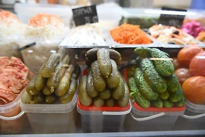 Закрутки и плесень не пара: В Росбиотехе рассказали, как правильно засолить огурцы и помидоры