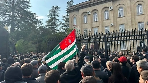  В Абхазии вновь вспыхнули массовые беспорядки, протестующие прорвались на территорию парламента