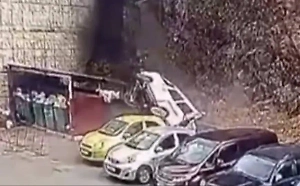 Автомобиль слетел с косогора во Владивостоке и пролетел вниз 12 метров