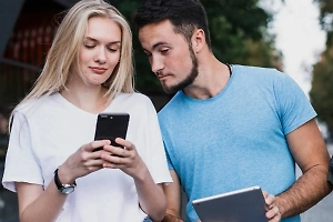 Пишет сообщения и ставит лайки: Эксперт раскрыл опасность микроизмены