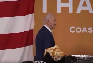 Байдена застукали за кражей плюшки на военной базе и начали штопать новые мемы