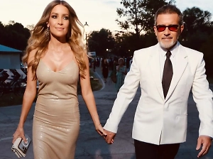 64-летний Антонио Бандерас вывел в свет молодую возлюбленную