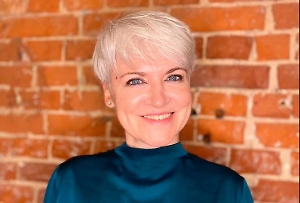 Необходимо установить подпорки под деревья. Это поможет предотвратить повреждения от ледяного дождя, который может сломать ветви. Также необходимо открыть все растения, которые вы укрывали на зиму защитной плёнкой.  При длительном потеплении она может создать парниковый эффект, вызывая гниение. Если же вы не уверены, что тёплая погода сохранится до конца зимы, то деревья ни в коем случае нельзя обрезать, это может сделать их беззащитными.