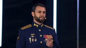 «Я буду достойным самым»: Участник СВО стихотворением довёл зал до слёз