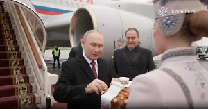 Путин прилетел в Минск и отведал белорусский каравай