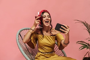 В США инфлюенсер Гиффорд подала в суд на блогера из-за украденного «вайба» фото