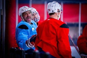 Овечкин участвовал в тренировке «Вашингтона» в свитере, исключающем контакты