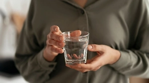 Врач развеяла популярный миф о пользе стакана воды натощак