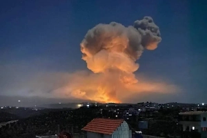 Огненный гриб взмыл в небо в Сирии после мощного удара Израиля — видео
