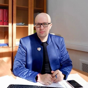 То, что вчера привлекало женщин в мужчинах, стали называть гегемонной мужественностью и, пересматривая традиционные роли, потихоньку начали нивелировать в фильмах. Современное понимание мужского поведения переключилось на новые культурные и психологические факторы. Поэтому субтильные мужчины воспринимаются как более доступные эмоционально и уязвимые.