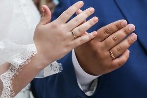 «Нашим пацанам»: В Челябинске молодожёны вместо салюта на свадьбу купили спальники бойцам СВО