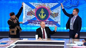 Путин на «Итогах года» показал боевое знамя, которое ему передали морпехи